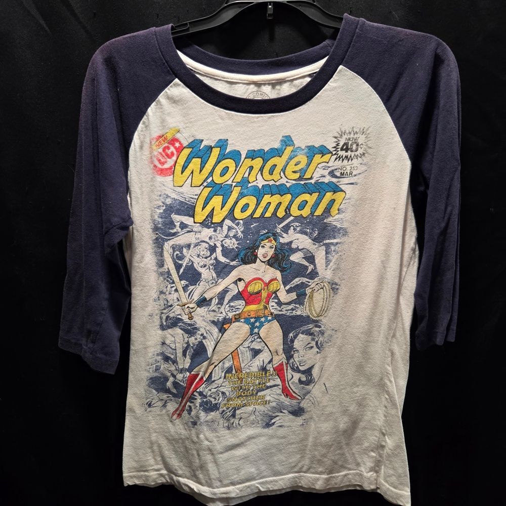 DC Comics Wonder Woman Juniors L Raglan Tee 3/4 Sleeve Graphic T-Shirt Slim Fit